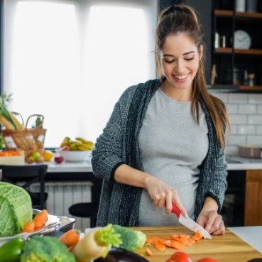 Beautiful,Smiling,Young,Pregnant,Woman,Preparing,Healthy,Food,With,Lots